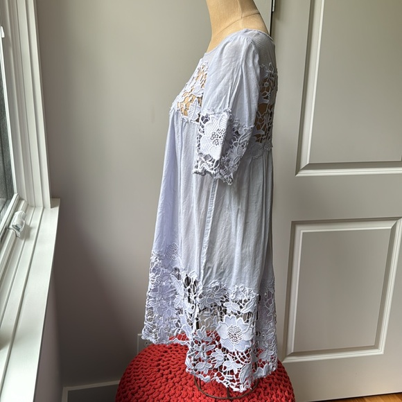 Holding Horses lavender top with sheer hem, arm and should detail. Size 8. - Picture 3 of 7